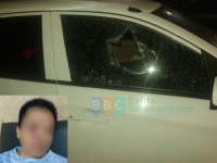 Dilempar Batu Geng Motor, Kaca Mobil Pecah dan Sopir Terluka