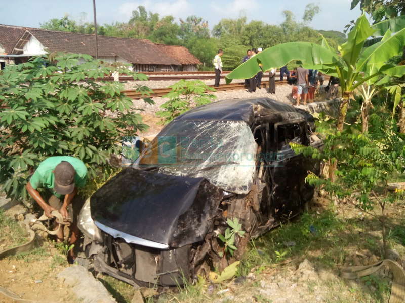 Mobil Avanza Ringsek Dihantam KA Barang di Purwosari, Sopir Selamat