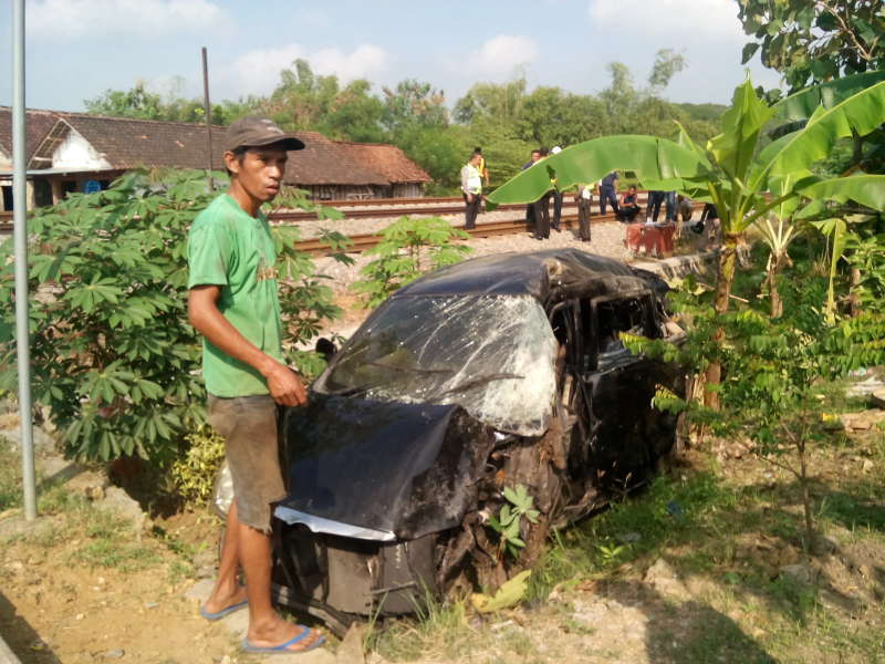 Mobil Avanza Ringsek Berhasil Dievakuasi 