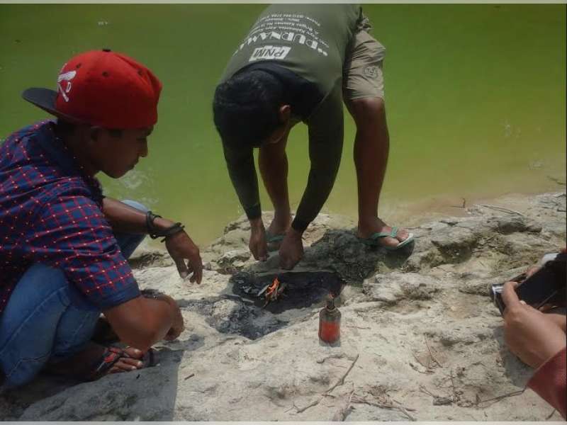 Rembesan Minyak Sejak Zaman Belanda di Kali Lantung