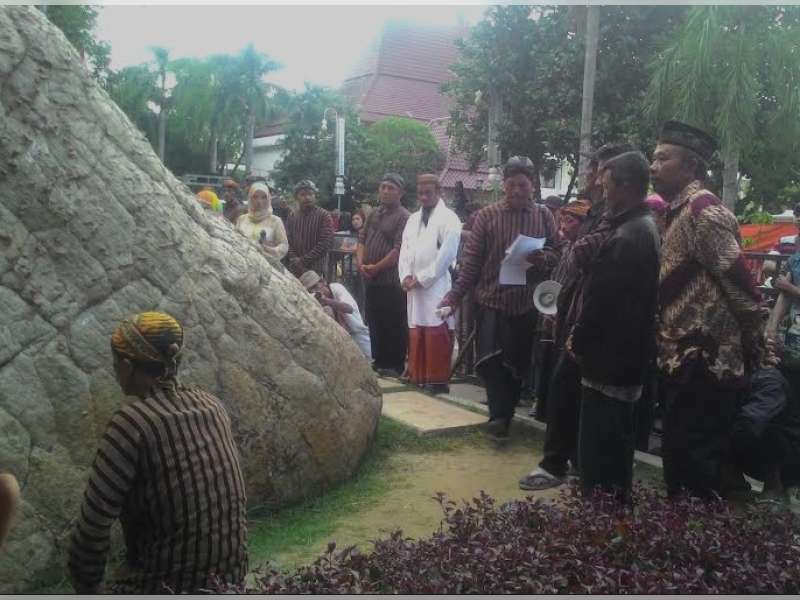 Warga Gondang Sambangi Watu Semar