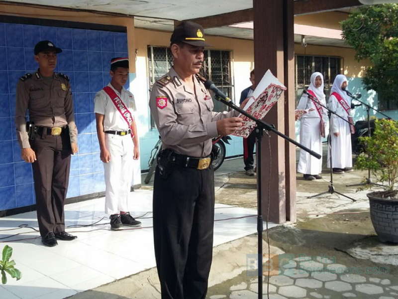 Polisi Jadi Pembina Upacara di Sekolah