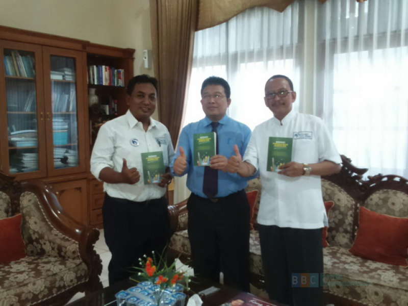 IGI Bojonegoro Serahkan Buku Pengalaman Mengajar Kepada Bupati 