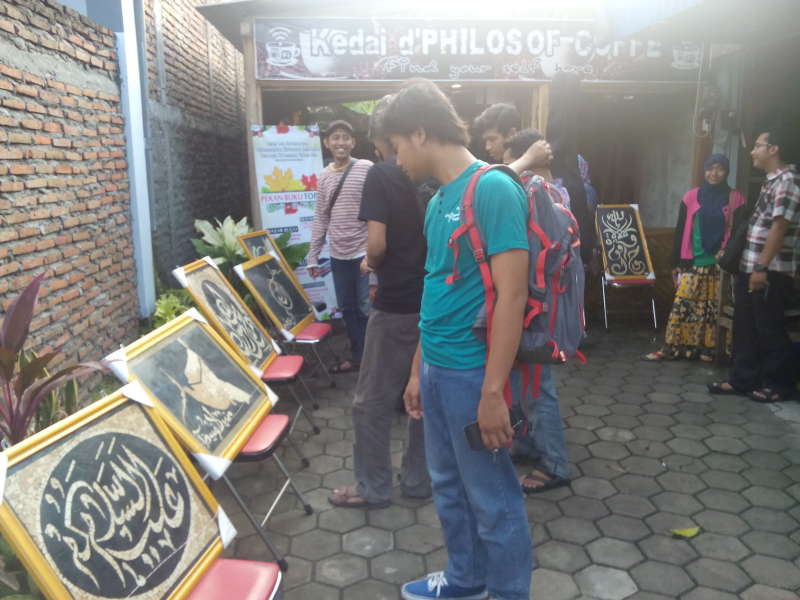 Butuh Ketelatenan Membuat Lukisan dari Cangkang Telur