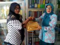 Panitia PBT Salurkan Donasi Buku di Sekolah-Sekolah Pinggiran