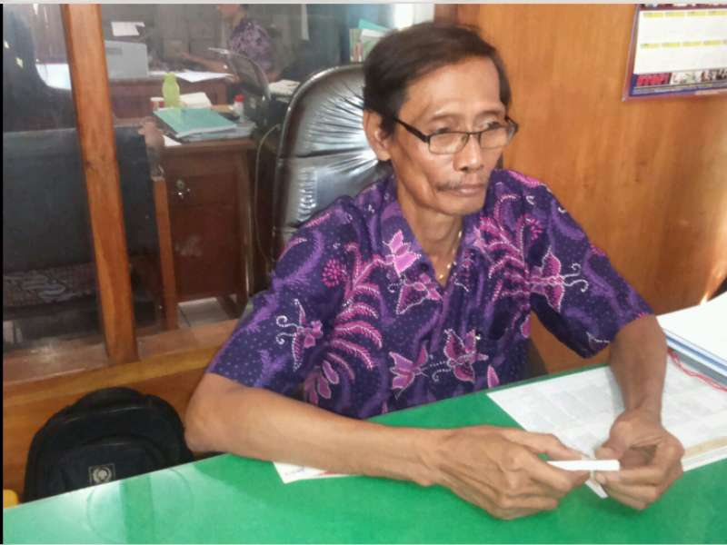 Air Sungai Bengawan Solo di Bawah Jembatan Glendeng Tercemar Berat