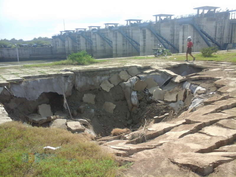 Lantai Paving Bendung Gerak Ambrol