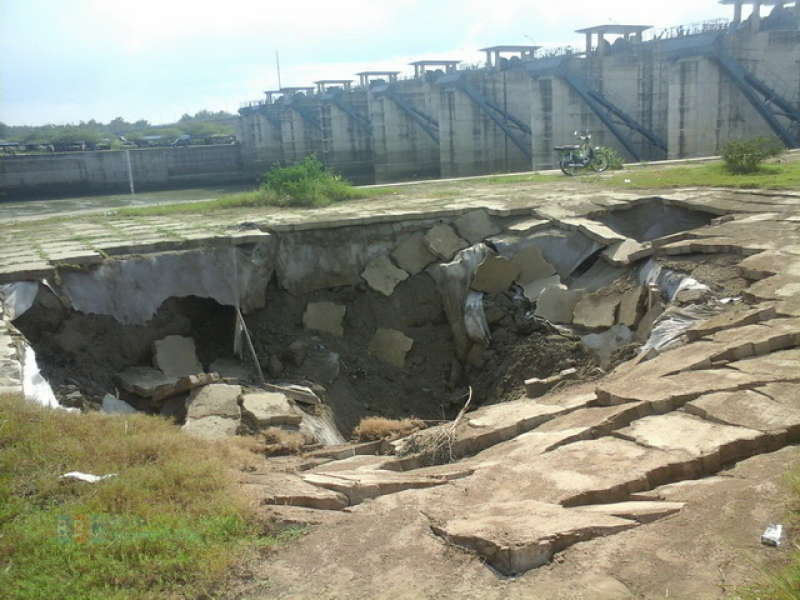 Lantai Paving Bendung Gerak Amblas, Warga Diminta Hati-Hati