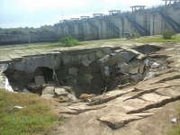 Lantai Paving Bendung Gerak Amblas, Warga Diminta Hati-Hati