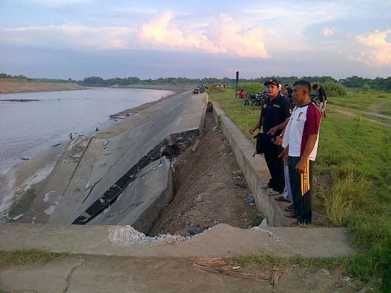 Bendung Gerak Terancam Longsor 