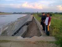 Bendung Gerak Terancam Longsor 