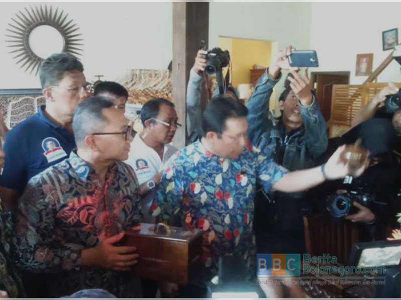Ketua MPR Kunjungi Kerajinan Kayu Jati Kasiman