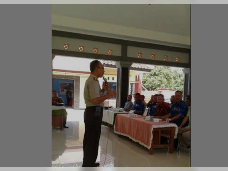 Polisi Beri Pembinaan Aparatur Pemerintahan Desa
