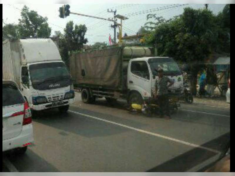 Ditabrak Truk Saat Belok, Pengendara Motor Tak Sadarkan Diri