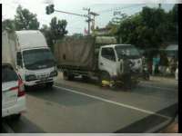Ditabrak Truk Saat Belok, Pengendara Motor Tak Sadarkan Diri
