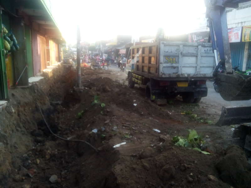 Jalan di Depan Pasar Tobo Dibongkar