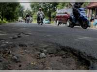 Kurang Hati-Hati Berkendara, Seorang Pelajar di Padangan Terperosok Lubang