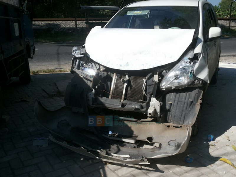 Tadi Pagi di Balen Ada Avanza Seruduk Truk