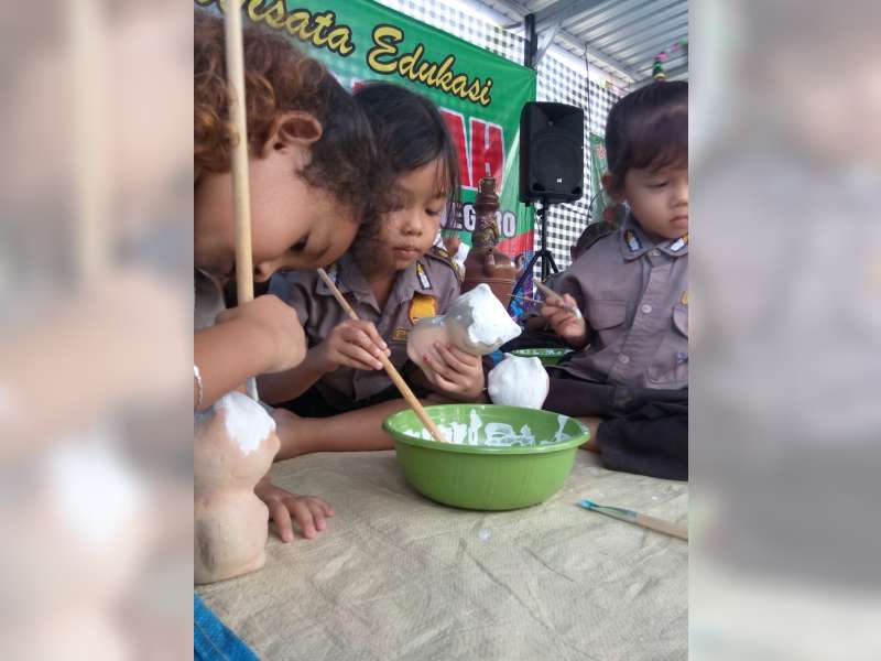 Mewarnai Kerajinan Gerabah di Rendeng