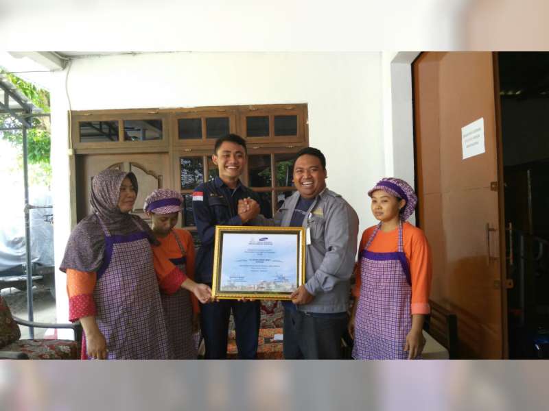 Pengusaha Lokal Terima Penghargaan dari Tripatra