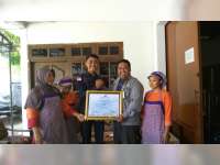 Pengusaha Lokal Terima Penghargaan dari Tripatra