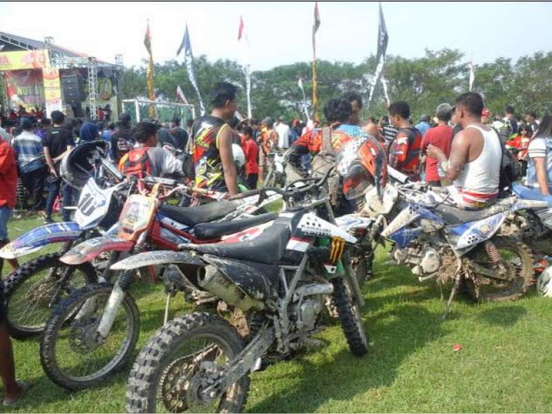 Para peserta Adventure Trail Memasuki Finish