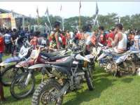 Para peserta Adventure Trail Memasuki Finish