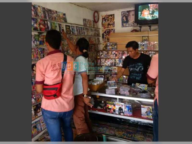 Polisi Amankan 1505 Keping VCD dan DVD Bajakan