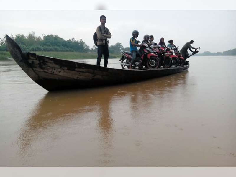 14 Titik Penyeberangan Bengawan Solo Dipasangi Lampu Solar Cell