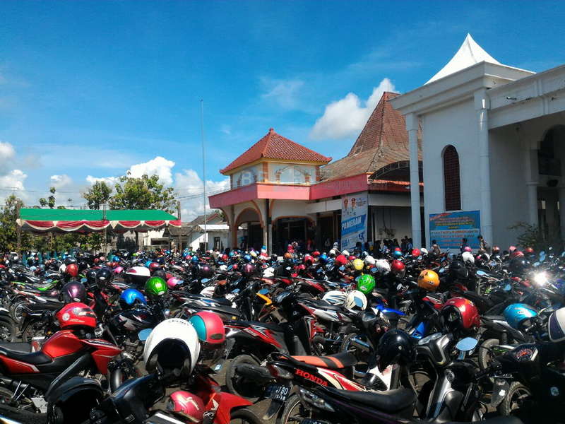 Sepeda Motor Pencari Kerja