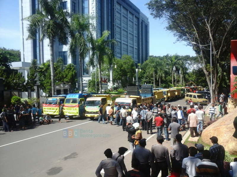 Pemkab Janji Akan Bantu Sopir Dump Truck Pecahkan Masalah
