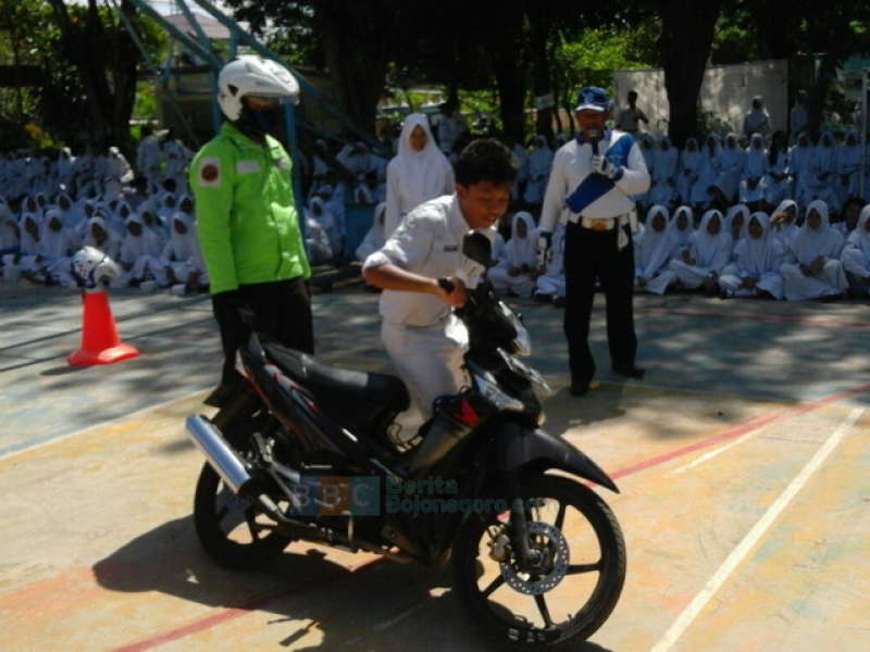 Tak Bosan Ajari Pelajar Berkendara dengan Aman