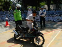 Tak Bosan Ajari Pelajar Berkendara dengan Aman