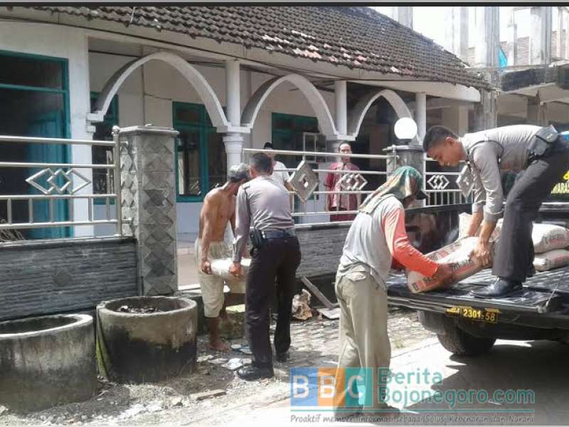 Polsek Sugihwaras Serahkan 5 Sak Semen untuk Bangun Masjid&nbsp;