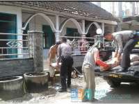 Polsek Sugihwaras Serahkan 5 Sak Semen untuk Bangun Masjid&nbsp;