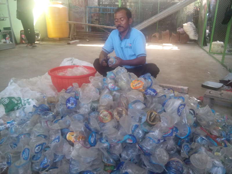 Melihat Rupiah dalam Gunungan Botol Plastik Bekas di Desa Campurejo