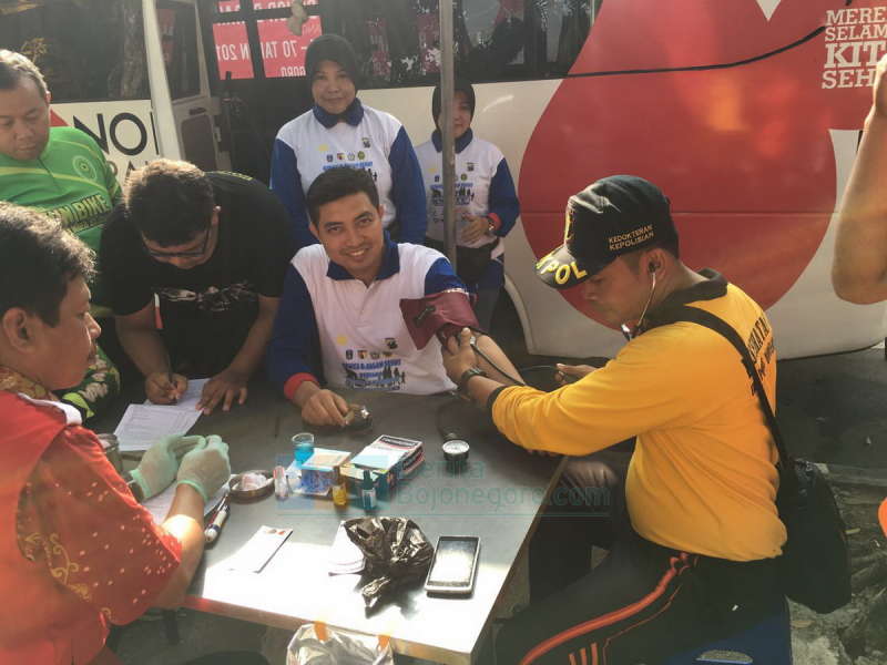 137 Anggota Polri Lakukan Donor Darah di Alun-Alun Bojonegoro