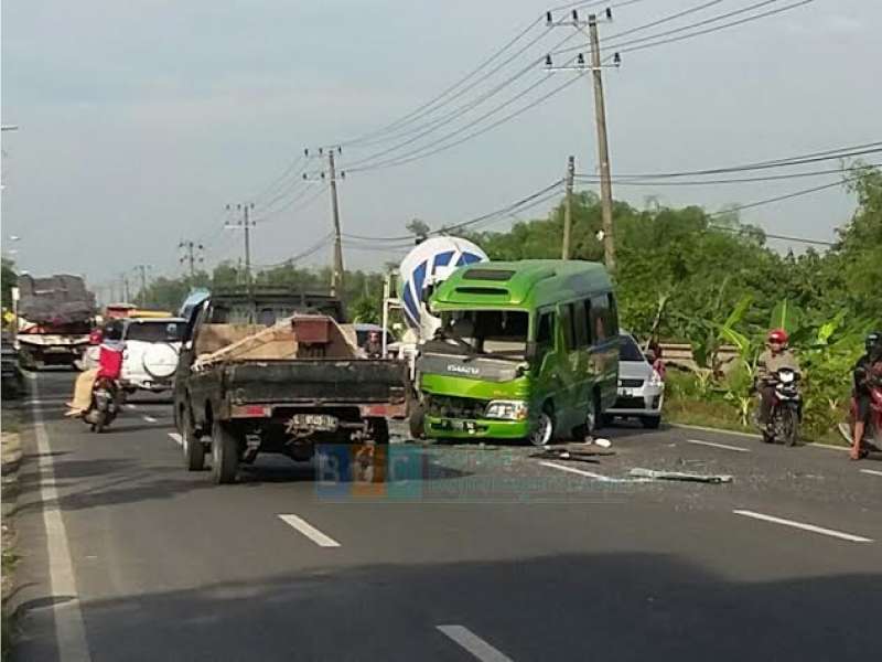 Akibat Ngantuk Saat Mengemudi, Kecelakaan Elf Vs Tronton Terjadi