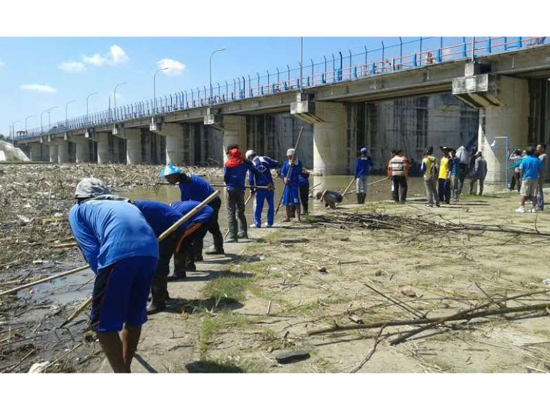 Dinas Pengairan Bersihkan Sampah di Pintu Bendung Gerak