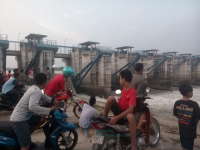 Asyiknya Ngabuburit Bareng Keluarga di Bendung Gerak