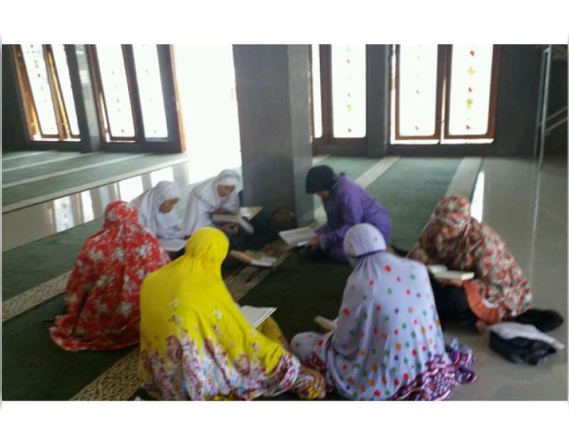 Para Polwan Ini Mengisi Waktu Istirahat dengan Tadarus
