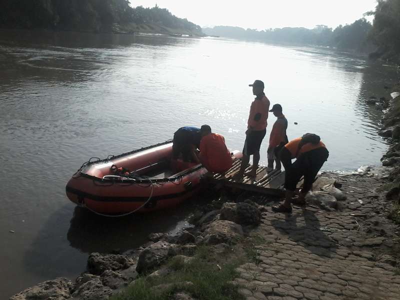BPBD Bojonegoro Kerahkan 3 Perahu dan 18 Personel Mencari Jasad Ariel