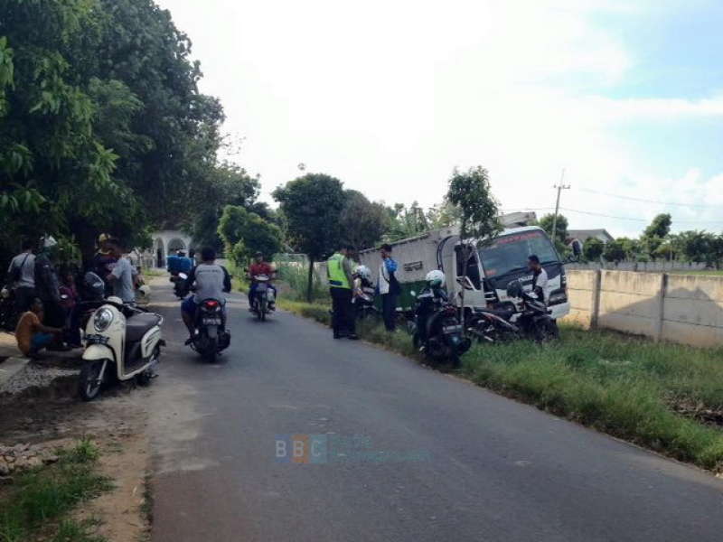 Seorang Pembonceng Motor Terluka Akibat Disenggol Truk