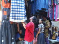 Lebaran Masih Lama,Toko Baju Mulai Diserbu Pembeli