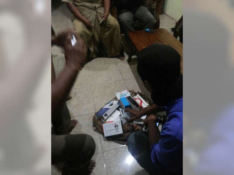 Saat Tarawih, Dua Remaja Bobol Konter Telepon Seluler