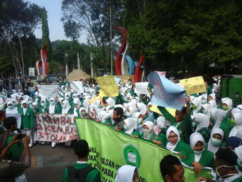 Dosen Dipecat, Ratusan Mahasiswa Akes Rajekwesi Turun Jalan