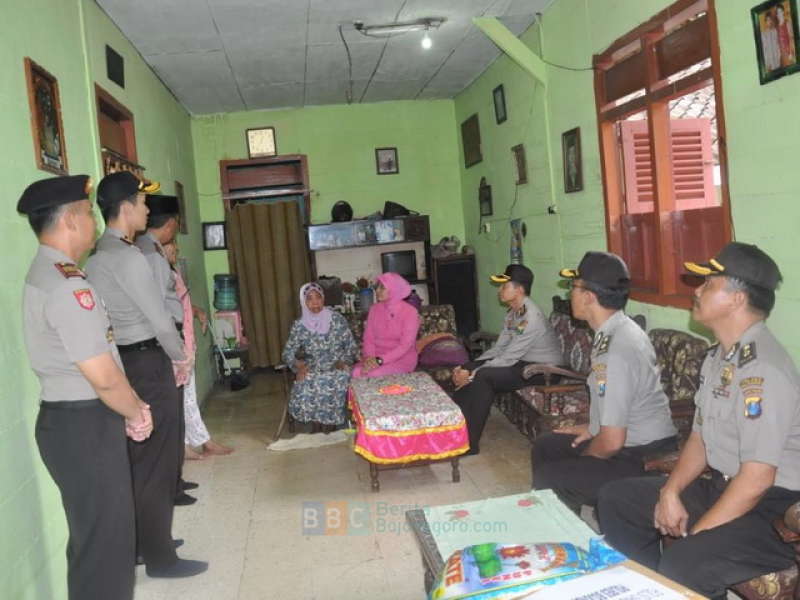 Tangis Haru Ibu Maskun Sambut Kedatangan Kapolres