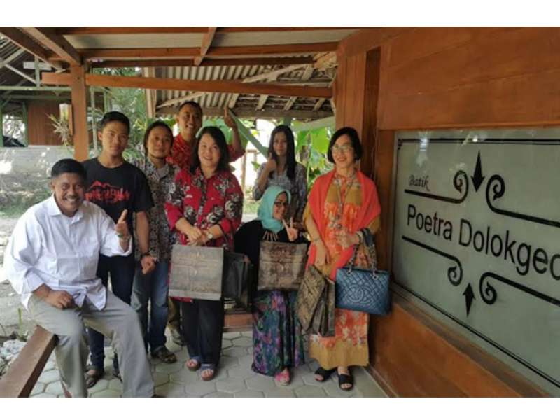 Jajaran Karyawan PEPC Borong Batik Jonegoroan Dolokgede Kecamatan Tambakrejo