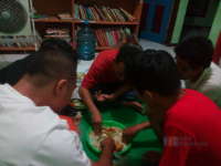 Menikmati Makanan Ala Anak Pondok