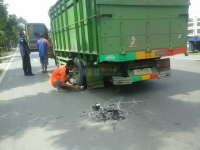 Tabrak Truk dari Belakang, Pengendara Motor Dilarikan ke Rumah Sakit